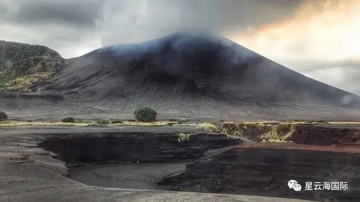 不同于探险者的狂热,当地居民将马鲁姆火山视为一片圣地,几乎从不攀爬